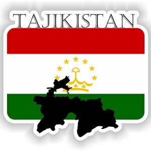 Op de afbeelding: Een sticker met de vlag van Tadzjikistan. De vlag heeft horizontale strepen in rood, wit en groen, met een gouden embleem en zeven sterren. Een zwart silhouet van de landkaart is over de vlag gelegd. Het woord "TAJIKISTAN" staat bovenaan gedrukt.