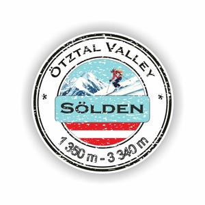 Op de afbeelding: Een ronde sticker met de tekst "Ötztal Valley" en "Sölden". Het ontwerp bevat een skiër, besneeuwde bergen en het hoogtebereik van 1.350 m - 3.340 m. De sticker heeft een rood, wit en blauw kleurenschema.