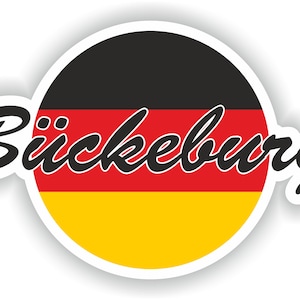 Può includere: Un adesivo rotondo con i colori della bandiera tedesca: nero, rosso e giallo. La parola "Bückeburg" è scritta in corsivo al centro dell'adesivo.
