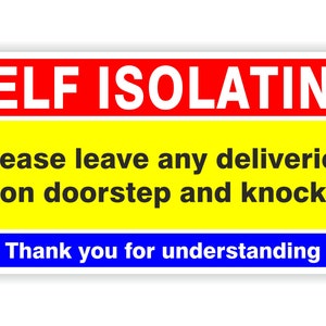 Puede incluir: Un cartel rojo, amarillo y azul con el texto "SELF ISOLATING" en letras blancas. El cartel también dice "Por favor, deje cualquier entrega en la puerta y llame" y "Gracias por su comprensión".