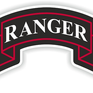 Puede incluir: Un parche negro y rojo con una pancarta blanca curva que dice "RANGER" en mayúsculas. La pancarta tiene el texto "5TH" en el lado izquierdo y "BN" en el lado derecho.