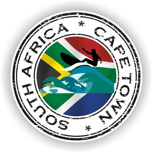 Könnte beinhalten: Ein schwarzer und weißer, abgenutzter runder Stempel mit dem Text "SOUTH AFRICA*CAPE TOWN*" am Rand. Die Mitte des Stempels zeigt die südafrikanische Flagge mit der Silhouette eines Surfers, der auf einer Welle reitet.