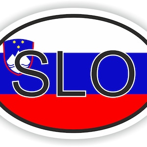 Può includere: Un adesivo ovale bianco con un contorno nero. L'adesivo presenta la bandiera slovena con lo stemma del paese nell'angolo in alto a sinistra. Le lettere "SLO" sono stampate in nero sulla bandiera.
