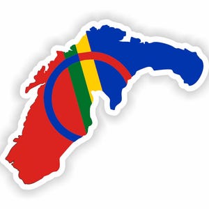 Könnte beinhalten: Ein Aufkleber in Form einer Landmasse mit dem Design der Sami-Flagge. Die Flagge enthält die Farben Rot, Blau, Gelb und Grün mit einem blauen und roten Kreis. Der Aufkleber hat einen weißen Rand und einen leichten Schatten.