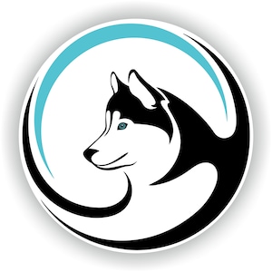 Op de afbeelding: Zwart-witte silhouet van een husky hondenkop met een blauw oog, in een zwarte en blauwe cirkel.