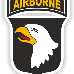 Puede incluir: Una cabeza de águila en blanco y negro con un pico amarillo y una boca roja, sobre un escudo negro con una pancarta amarilla "AIRBORNE" arriba.