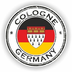 Puede incluir: Una pegatina redonda con las palabras "COLOGNE" y "GERMANY" en una fuente negra desgastada. El centro muestra los colores de la bandera alemana: negro, rojo y amarillo, con el escudo de armas de Colonia. El escudo de armas incluye tres coronas doradas y once lágrimas negras.