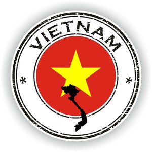 Op de afbeelding: Een versleten, ronde stempel met het woord "VIETNAM" in zwarte letters rond de rand. Het midden van de stempel toont de vlag van Vietnam, een rood veld met een gele vijfpuntige ster en een zwarte omtrek van de vorm van het land.
