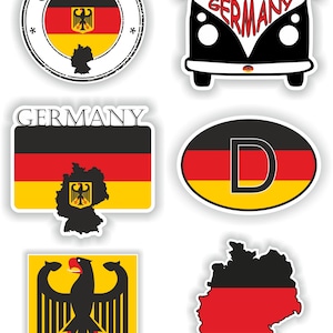 Könnte beinhalten: Ein Set mit sechs Aufklebern mit verschiedenen Designs rund um Deutschland. Die Aufkleber beinhalten einen Stempel mit der deutschen Flagge und dem Wort "Deutschland", einen schwarz-weißen Van mit dem Wort "Deutschland" an der Seite, einen rechteckigen Aufkleber mit der deutschen Flagge und dem Wort "Deutschland", einen runden Aufkleber mit der deutschen Flagge und dem Buchstaben "D", einen Schild mit dem deutschen Adler und einen Aufkleber mit der Umrisskarte Deutschlands in den Farben der deutschen Flagge.