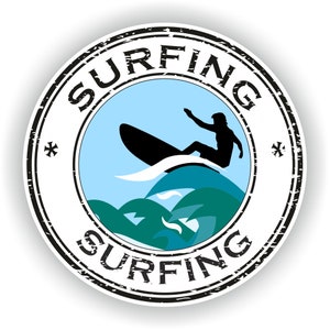 Op de afbeelding: Een zwarte en witte, verweerde cirkelvormige stempel met het woord "SURFING" in een zwarte cirkel met een silhouet van een surfer die op een golf rijdt in het midden.