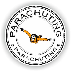 Può includere: Un francobollo in stile vintage in bianco e nero con le parole "Parachuting" attorno al bordo. Un'illustrazione in bianco e nero di un paracadutista con una tuta arancione si trova al centro del francobollo.