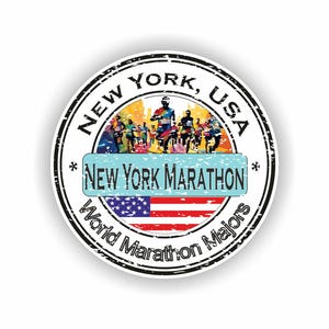 Pode incluir: Um autocolante circular com o texto "New York, USA" numa fonte desgastada. O autocolante inclui uma imagem de corredores de maratona, o texto "New York Marathon" e a bandeira americana. As palavras "World Marathon Majors" também estão presentes.