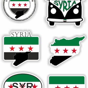 Peut inclure: Un ensemble de six autocollants représentant le drapeau de la Syrie. Les autocollants sont de formes et de tailles variées, notamment un cercle, un rectangle, une camionnette et le contour du pays. Le drapeau comporte trois étoiles rouges sur une bande blanche entre des bandes vertes et noires.