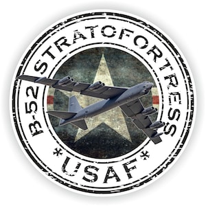 Puede incluir: Un sello circular blanco y negro con el texto "B-52 STRATOFORTESS *USAF*" y una imagen descolorida de un bombardero B-52 en el centro.
