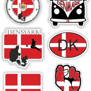 Puede incluir: Una colección de pegatinas con temática de Dinamarca. Presentan la bandera danesa, un contorno del mapa y el texto "DENMARK". Los diseños incluyen un emblema redondo, un autobús, un óvalo con "DK", una bandera y un puño.