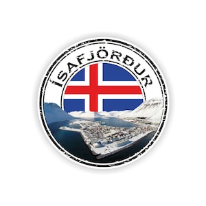 Op de afbeelding: Een ronde sticker met de IJslandse stad Ísafjörður. De sticker heeft een zwarte rand met de naam van de stad in witte tekst. Het midden toont de IJslandse vlag en een winterlandschap van de stad, bergen en water.