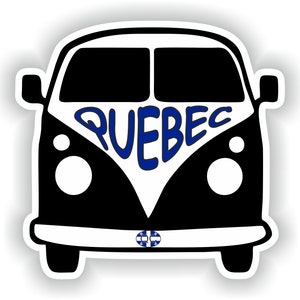 Op de afbeelding: Een zwart-witte illustratie van een vintage busje met het woord "QUEBEC" in blauwe letters op de voorkant. Het busje heeft een sticker van de vlag van Quebec op de voorbumper.