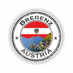Könnte beinhalten: Ein runder Aufkleber mit dem Text "BREGENZ AUSTRIA" in schwarzer, abgenutzter Schrift. In der Mitte ist die österreichische Flagge und eine malerische Aussicht auf einen See und Berge zu sehen. Der Aufkleber hat einen weißen Hintergrund.