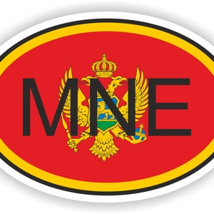 Può includere: Adesivo ovale con il testo "MNE" in lettere nere su una bandiera rossa, gialla e verde con un'aquila dorata e una corona.