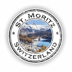 以下が含まれることがあります： スイスのサンモリッツの風景が描かれた丸いステッカー。湖、山、町が特徴です。ステッカーは黒い縁取りで、「ST. MORITZ SWITZERLAND」の文字が円形に配置されています。