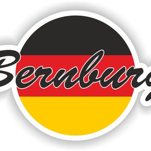 Könnte beinhalten: Ein Aufkleber mit den Farben der deutschen Flagge, schwarz, rot und gelb, und dem Wort "Bernburg" in schwarzer Kursivschrift.