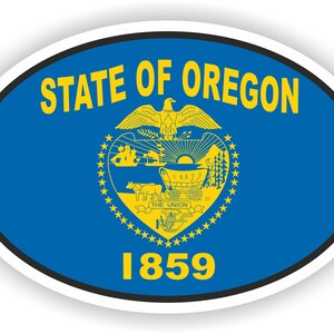 Peut inclure: Autocollant ovale avec le sceau de l'État de l'Oregon. Le sceau présente un fond bleu avec un motif en forme de cœur jaune. Le cœur contient un chariot, un soleil levant, une montagne et un arbre. Le sceau est entouré de 32 étoiles jaunes. Le texte "STATE OF OREGON" est au-dessus du sceau, et "1859" est en dessous du sceau.