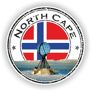 以下が含まれることがあります： ノルウェーの国旗と地球儀のモニュメントを描いた円形の黒と白のスタンプで、「NORTH CAPE」という文字が円形に囲まれています。地球儀は、背景に水域のある雪に覆われた風景の上にあります。
