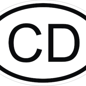 Può includere: Un adesivo ovale bianco con un bordo nero e le lettere "CD" in nero.