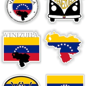Puede incluir: Una colección de pegatinas con temática de Venezuela que presentan la bandera nacional en varias formas. Los diseños incluyen un emblema circular, una furgoneta en blanco y negro, una bandera rectangular, un contorno del mapa, un diseño ovalado con "YV" y una bandera rectangular.