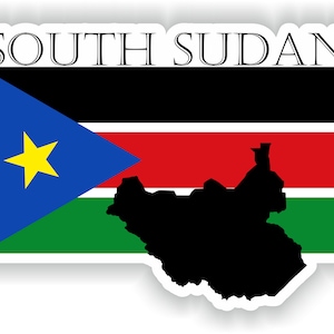 Puede incluir: Una pegatina con la bandera de Sudán del Sur y una silueta negra del mapa del país. La bandera presenta un triángulo azul con una estrella amarilla sobre un fondo negro, seguido de franjas horizontales rojas, blancas y verdes. El texto "SOUTH SUDAN" está impreso sobre la bandera.
