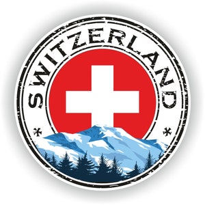 Puede incluir: Una pegatina redonda con la bandera suiza, una cruz blanca sobre fondo rojo. La palabra "SWITZERLAND" está impresa en negro, con un efecto desgastado, alrededor de la bandera. Debajo, montañas y pinos.