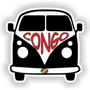 Op de afbeelding: Een zwart-witte illustratie van een vintage busje met het woord "CONGO" in rood op de voorkant. Het busje heeft een witte bumper met een kleine vlag sticker die "CG" zegt.