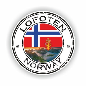 以下が含まれることがあります： 縁に「Lofoten Norway」という文字が書かれた黒と白の円形スタンプ。スタンプの中央にはノルウェーの国旗と美しい風景が描かれている。