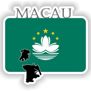 Może przedstawiać: Zielona naklejka z napisem "MACAU" białymi literami u góry. Naklejka przedstawia biały kwiat lotosu z pięcioma żółtymi gwiazdami wokół niego i biało-szarym paskiem w paski pod kwiatem. Naklejka zawiera również dwa czarne kontury wysp.