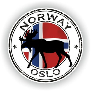 Puede incluir: Un sello redondo en blanco y negro con las palabras "NORWAY" y "OSLO" en un círculo alrededor de una bandera noruega roja, blanca y azul con una silueta negra de un alce de pie frente a ella.