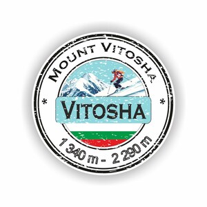 Może przedstawiać: Okrągła naklejka z czarną obwódką. Zawiera tekst "Mount Vitosha" i "Vitosha", z wizerunkiem narciarza na ośnieżonej górze. Flaga Bułgarii znajduje się na dole. Wysokość wynosi od 1340 m do 2290 m.