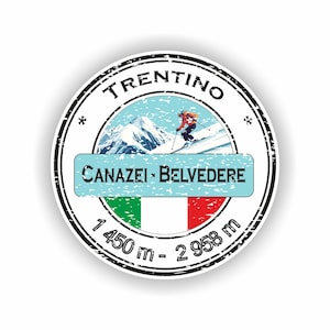 Op de afbeelding: Een ronde sticker met een skiër op een besneeuwde berg. De sticker heeft de tekst "TRENTINO" bovenaan, "CANAZEI - BELVEDERE" in een blauwe rechthoek en de Italiaanse vlag onderaan. De hoogte is 1.450 m - 2.958 m.