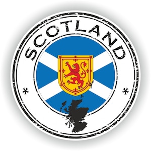 Könnte beinhalten: Ein abgerundeter Stempel mit dem Wort "SCOTLAND" in schwarzen Buchstaben am Rand. Die Mitte des Stempels zeigt die Flagge Schottlands, ein blaues und weißes Andreaskreuz mit einem roten Löwen auf einem gelben Schild. Die Umrisse Schottlands sind in Schwarz unter der Flagge dargestellt.
