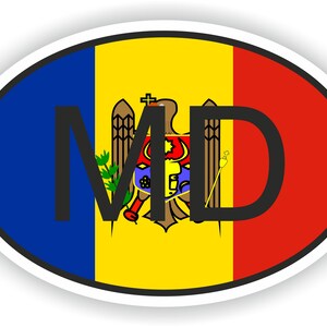 Può includere: Un adesivo ovale blu, giallo e rosso con le lettere "MD" in nero e lo stemma della Moldavia al centro.