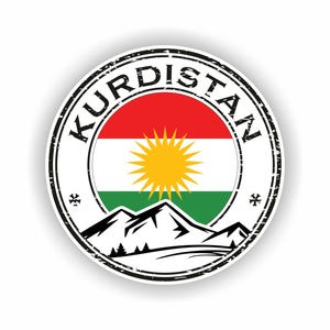 Può includere: Un adesivo rotondo con la scritta "KURDISTAN" in un font invecchiato sul bordo. Il centro mostra la bandiera curda con un design rosso, bianco e verde e un emblema del sole giallo. Sotto, sagome di montagne nere.
