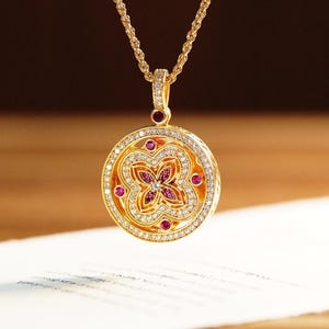 Four Leaf Clover Necklace Gold Pendant Crystal Rotating Double Sided Lucky Charm Necklace for Everyday Wear