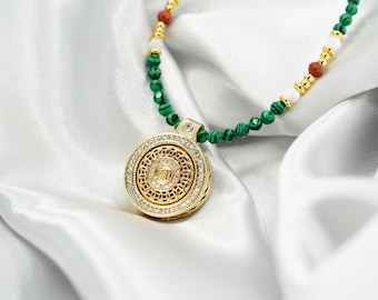 Ketting geld attractie overvloed energie • Gouden munt kompashanger malachietkraal • Oud energieontwerp