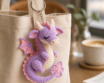 Lila gehäkelter Drache Schlüsselanhänger, handgemachter Amigurumi Drache Taschenanhänger, niedliches Fantasy Plüsch Rucksack Zubehör, Kinder Geschenk