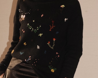 Ręcznie robiony na drutach sweter z haftowanym motywem kwiatowym, styl vintage