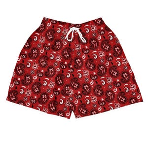 Könnte beinhalten: Rote Shorts mit Paisley-Muster und weißem Kordelzug. Die Shorts zeigen ein klassisches Bandana-Muster in Schwarz und Weiß auf rotem Hintergrund. Die Shorts sind aus leichtem Material.