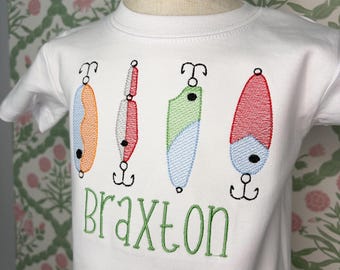 Personalisiertes Angelköder-Stickshirt für Jungen | Individuelles Angelshirt | Angeloutfit für Kleinkinder | Kinder-Angelshirt | Angelgeburtstag