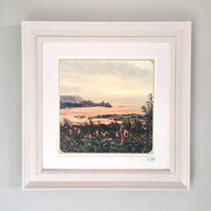 Three Cliffs Bay, Gower kunstdruk. Kustkunst, fotokunstprint. Grote ingelijste print in vintage stijl van de lokale kunstenares Rebecca Jory.