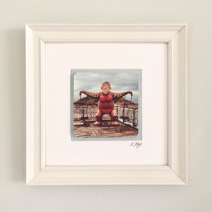 Ingelijste print, Monkeying Around! op Mumbles Pier, Gower. Klein ingelijst vintage effect, fotokunstdruk van Rebecca Jory.