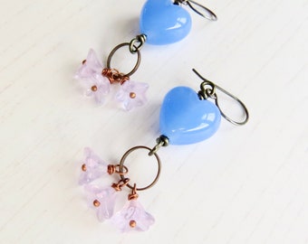 Boucles d'oreilles en perles artisanales faites main - My Sweet Love - Boucles d'oreilles en perles artisanales faites main en bleu bleuet et violet lavande pâle - perles de chanson
