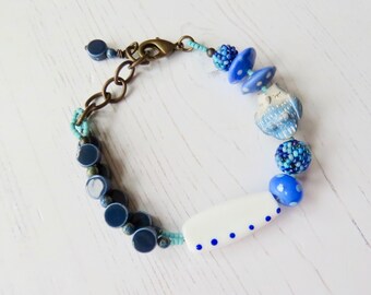 Pulsera de cuentas artesanales hechas a mano en azul y blanco - Hoot! - Songbead, Reino Unido, joyería narrativa